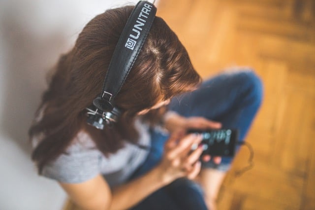 woman-girl-technology-music