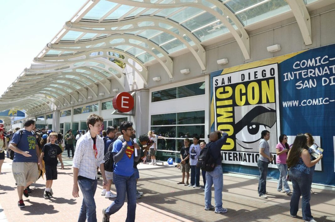 Comic Con attendees walking into the convention center