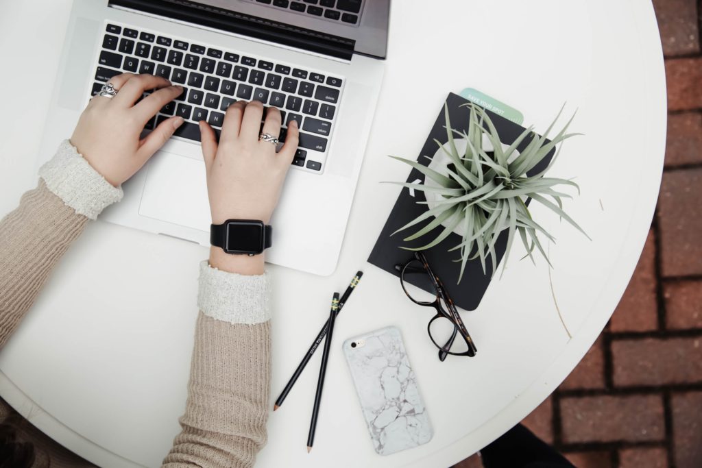 Working corinne-kutz-tMI2_-r5Nfo-unsplash