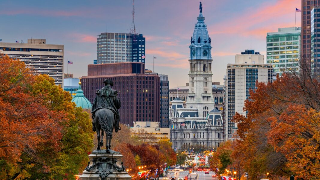 Philadelphia, Pennsylvania, USA in autumn overlooking Benjamin Franklin Parkway.