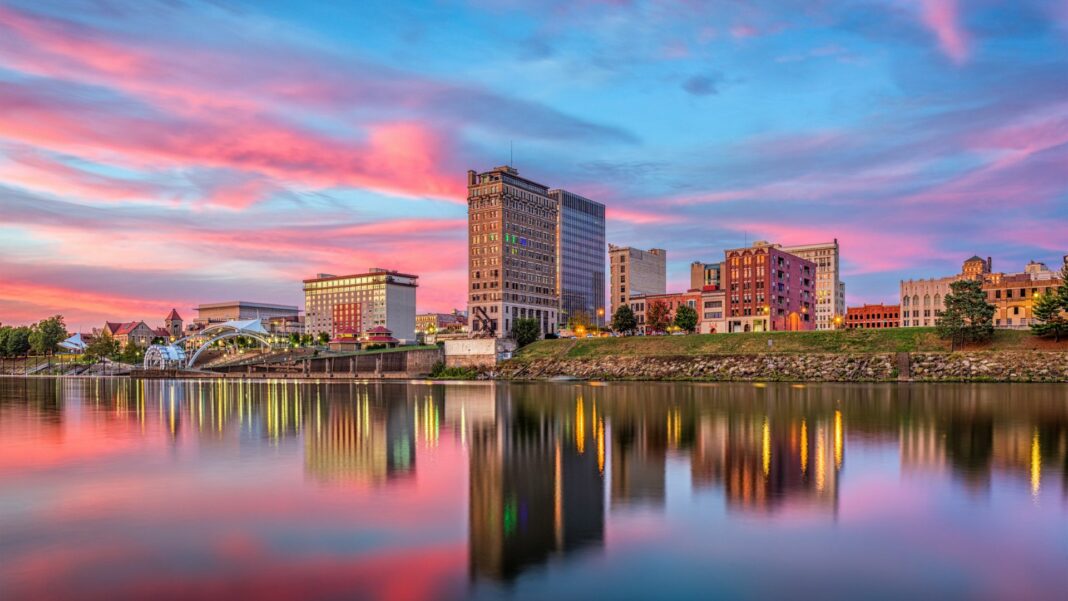 Charleston, West Virginia, USA skyline on the Kanawha River.